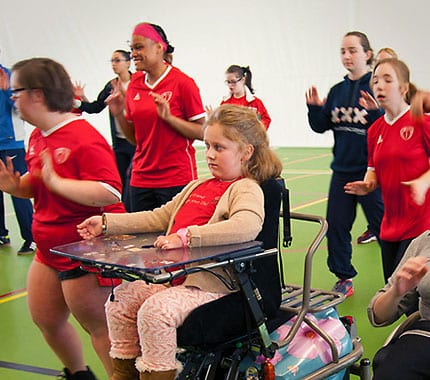 Kinderen dansen terwijl ze in een rolstoel zitten